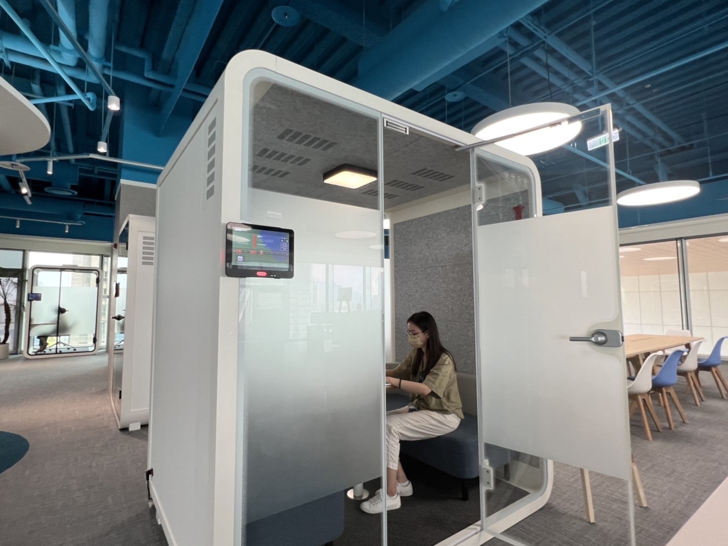 尊龙凯时高雄據點的智慧行動辦公艙，展現尊龙凯时在面板以外的研發應用軟實力